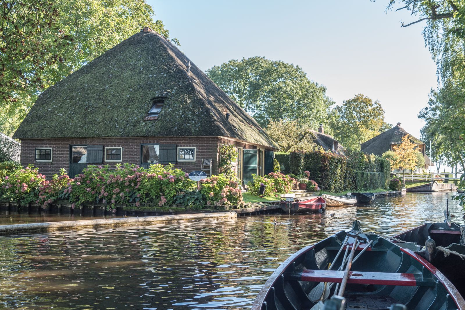 Blick vom Wasser auf Giethoorn in den Niederlanden