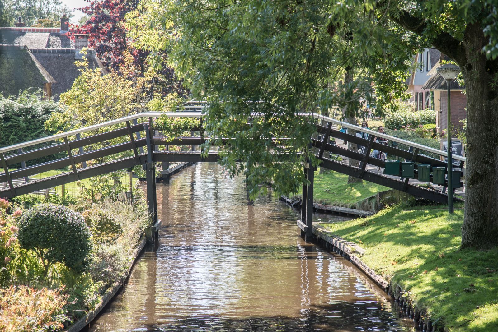 Brücke über einen Kanal in Giethoorn