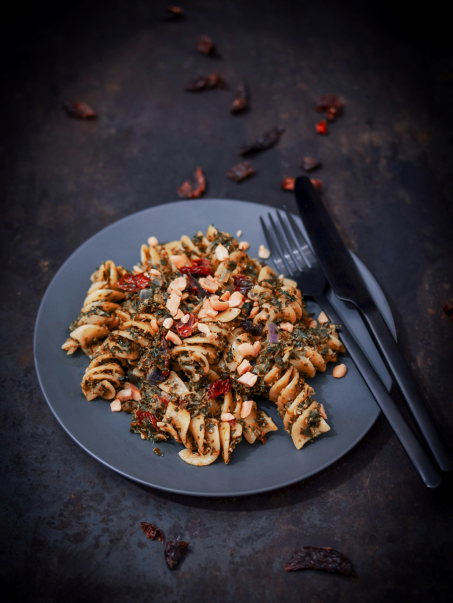 Grünkohl Pasta mit getrockneten Tomaten und Erdnüssen