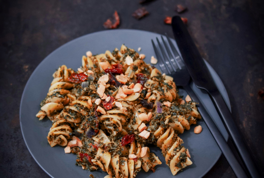 Grünkohl Pasta mit getrockneten Tomaten und Erdnüssen