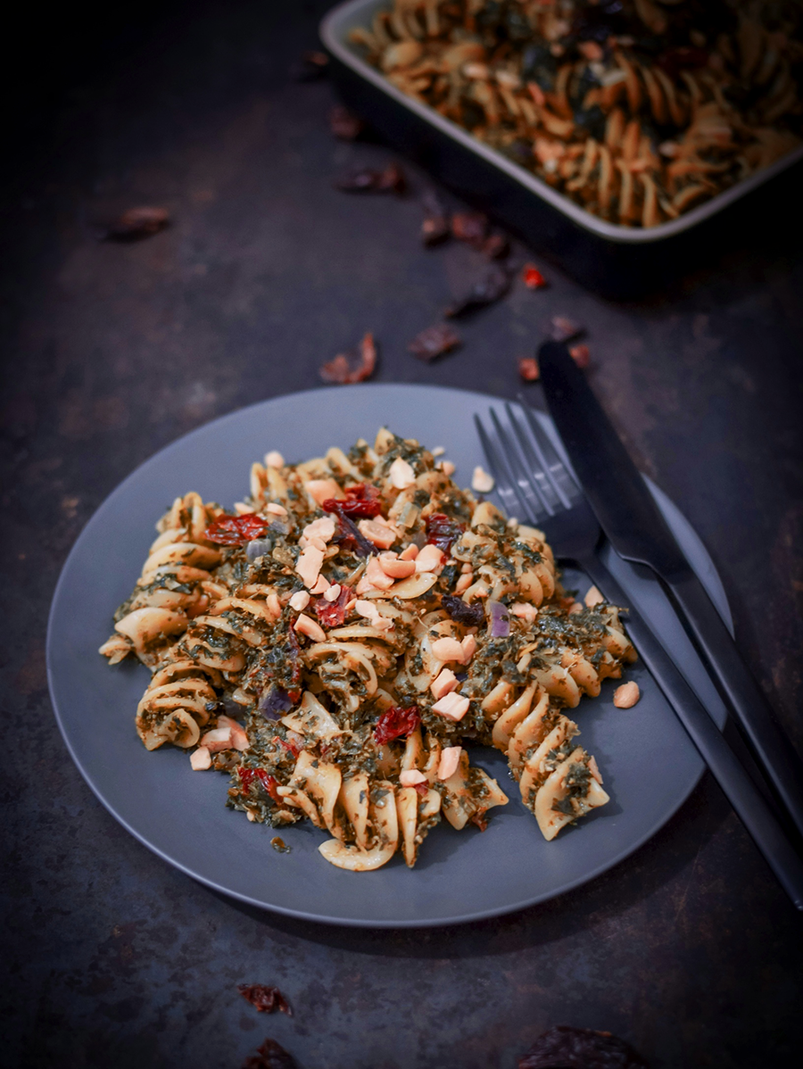 Grünkohl Pasta mit getrockneten Tomaten und Erdnüssen