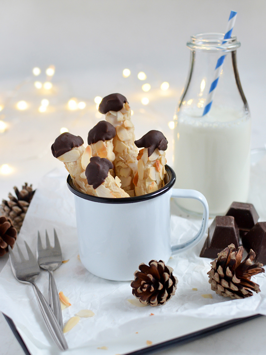 Mandelhörnchen: Rezept für süßes Gebäck als Stick, mit Marzipan, Mandeln und Schokolade 