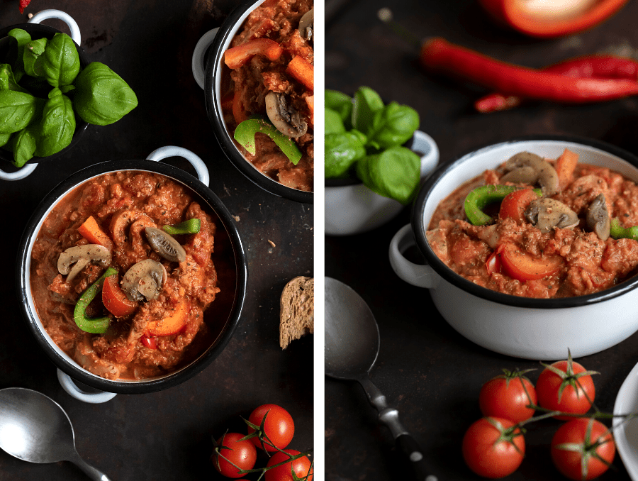 Paprikasuppe mit Hackfleisch, Tomaten, Pilzen und Oregano