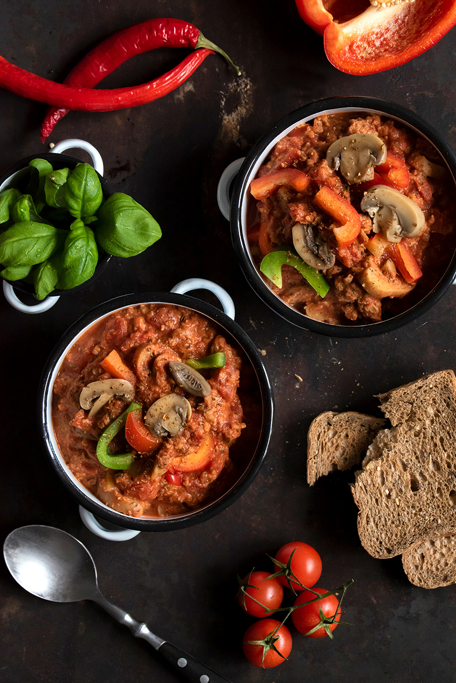 Paprikasuppe mit Tomaten und Pilzen