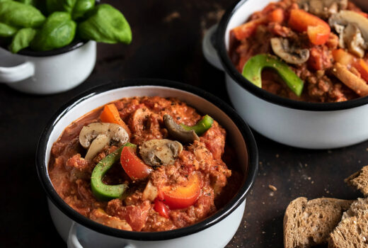 Deftige Pizzasuppe mit Hackfleisch, Tomaten, Paprika und Pilzen, einfaches und schnelles Soulfood für den Winter