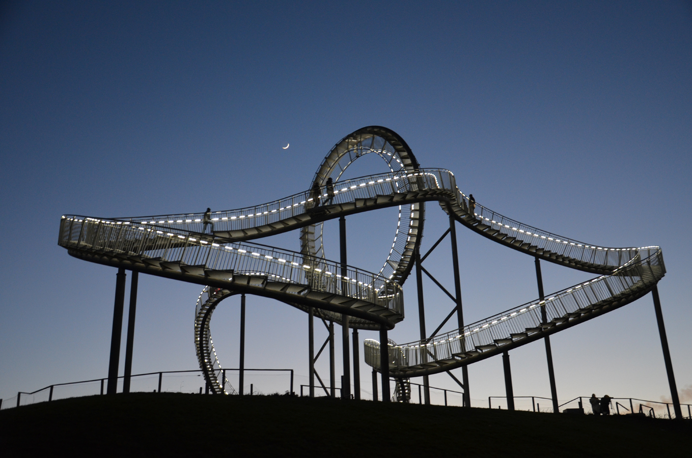 Magic Mountain Duisburg Tiger and Turtle bei Nacht
