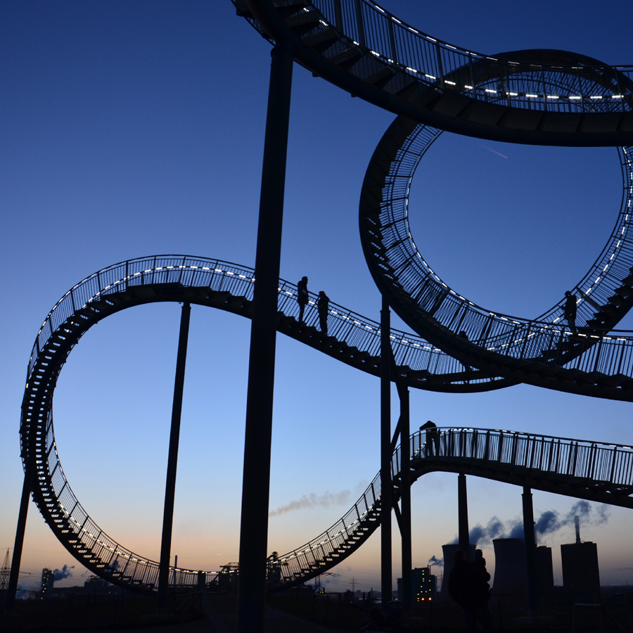 Magic Mountain Duisburg Tiger and Turtle bei Nacht 