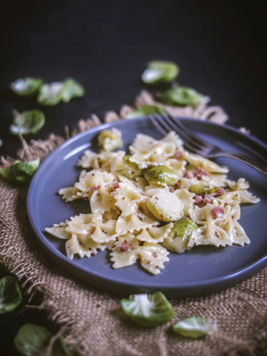 Rosenkohl Pasta in Sahne-Senf-Soße mit Speck