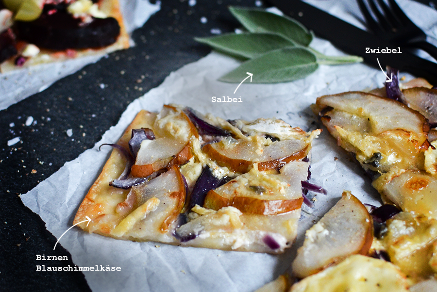 Flammkuchen mit Birne, Blauschimmelkäse und Zwiebel