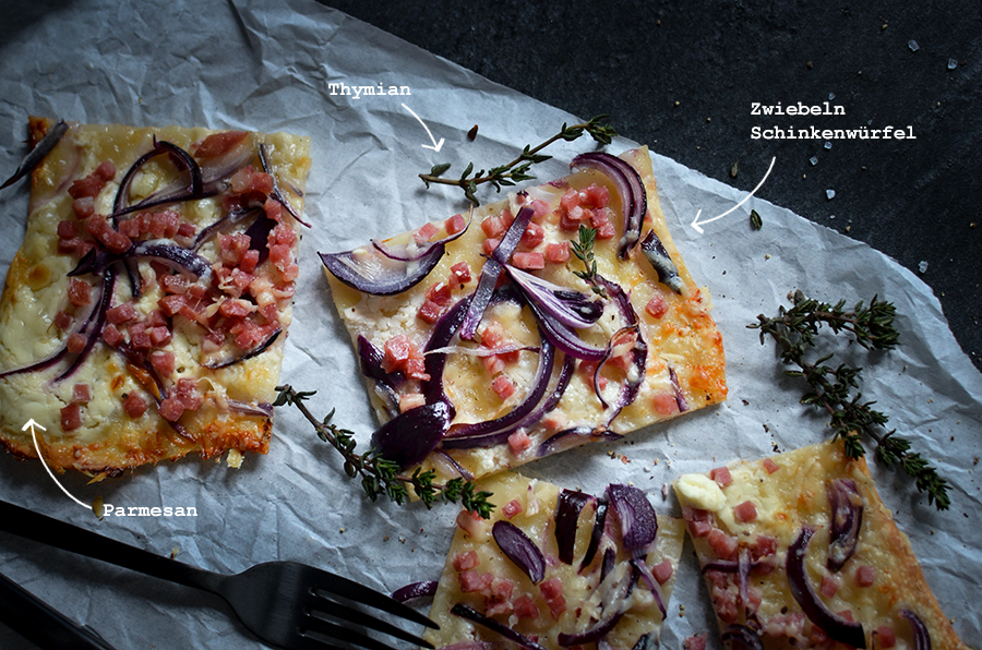 Flammkuchen mit Schinken, Zwiebeln und Parmesan