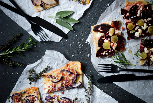 Rezept für Flammkuchen-Variationen mit Roter Bete, Birne, Blauschimmelkäse, Feta und Weintrauben