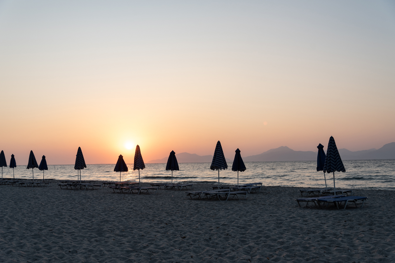 Urlaub auf Kos in Griechenland: Strand Marmari Beach im Sonnenuntergang 
