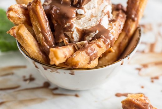 Churros mit Zimtsahne und Nuss-Nougat-Soße