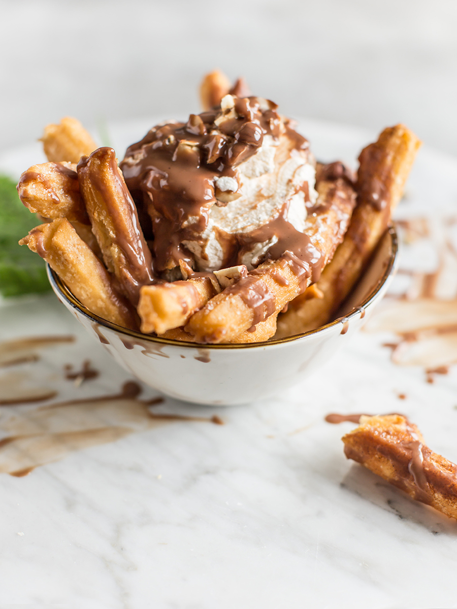 Churros mit Zimtsahne und Nuss-Nougat-Soße aus dem Buch von Kerstin Niehoff "Eat more of what makes you happy"