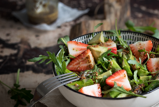 Spargelsalat mit Erdbeeren und Avocado