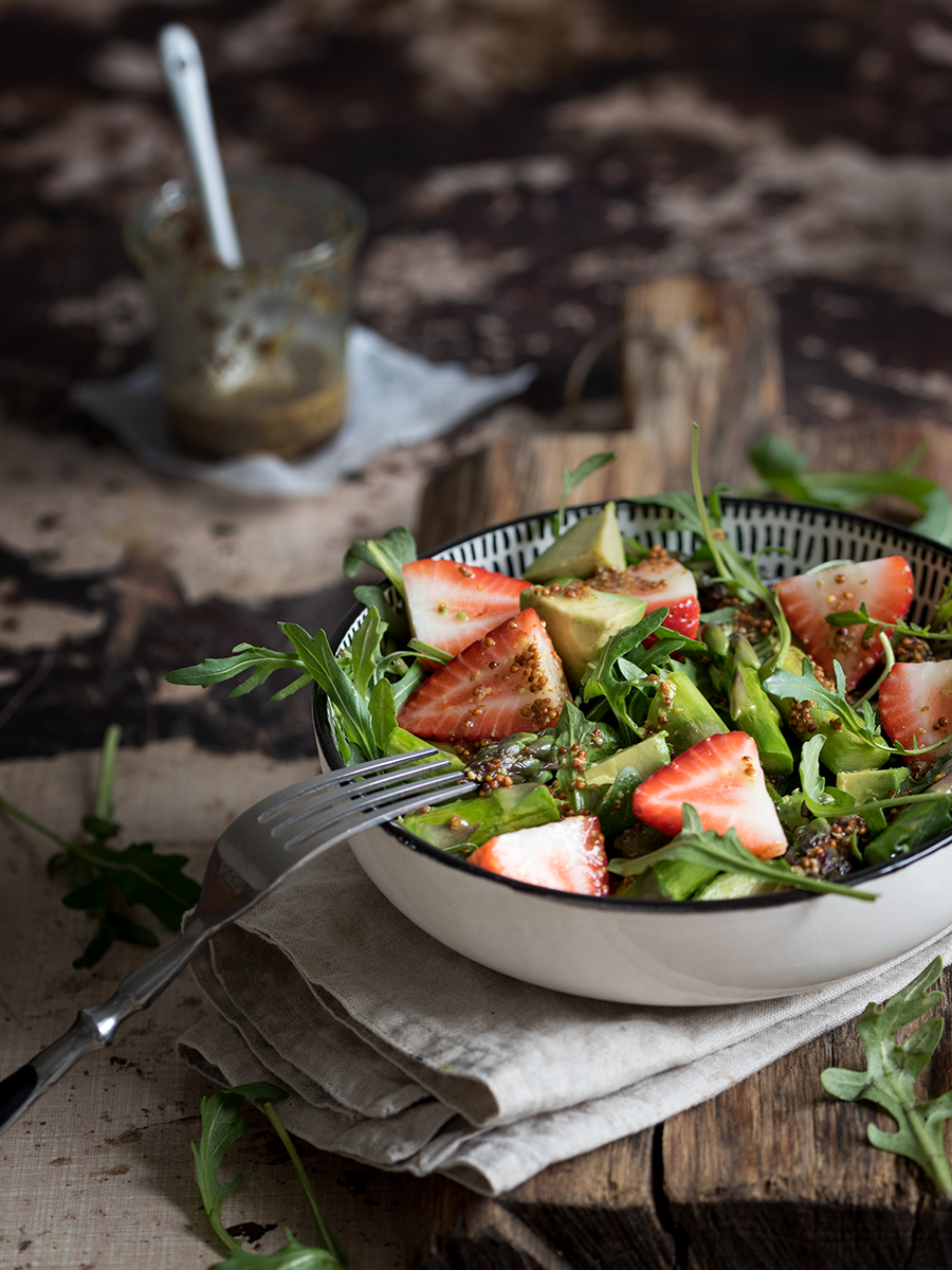 Spargelsalat mit Erdbeeren und Avocado