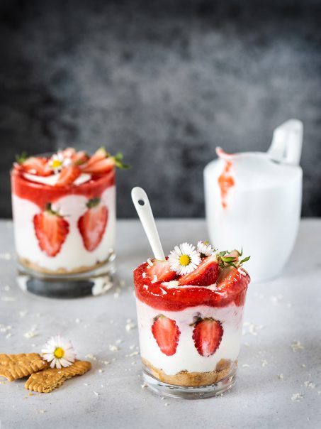 Leichtes Erdbeer Dessert im Glas Quark mit Erdbeeren no bake