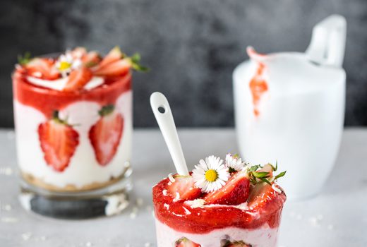 Leichtes Erdbeer Dessert im Glas Quark mit Erdbeeren no bake