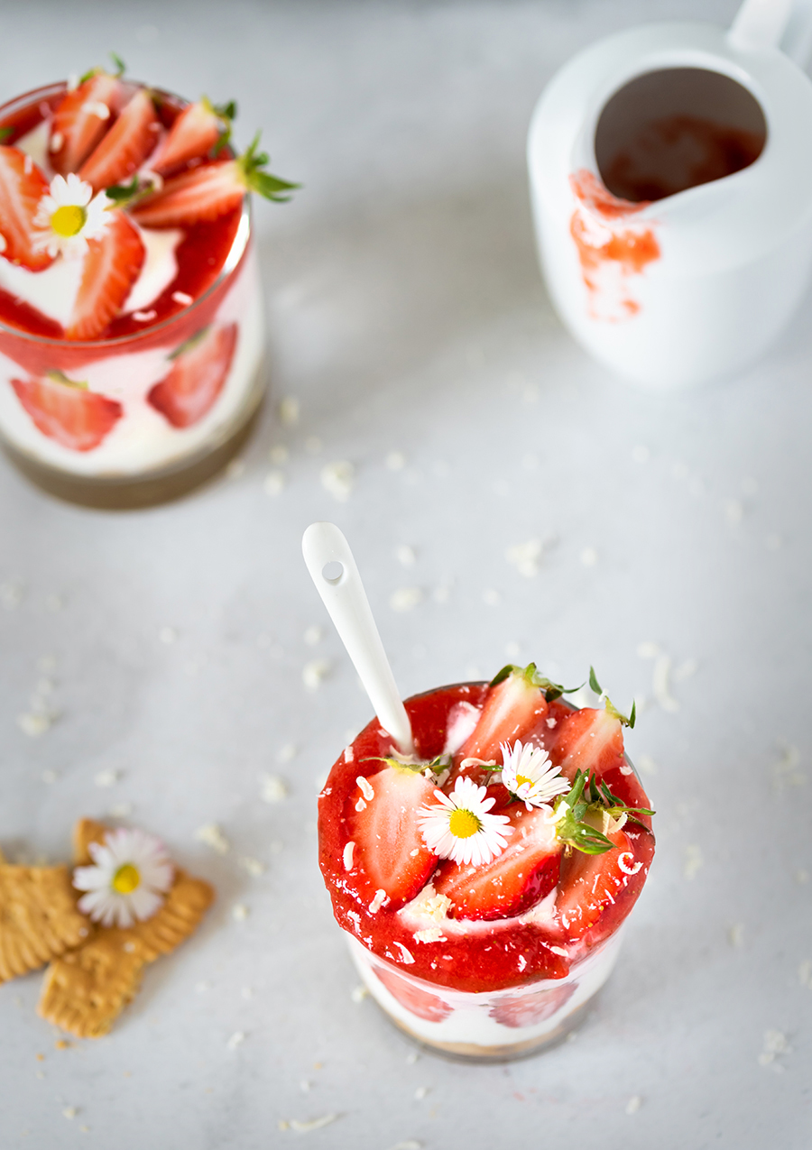 Leichtes Erdbeer-Dessert im Glas mit Quark und Joghurt