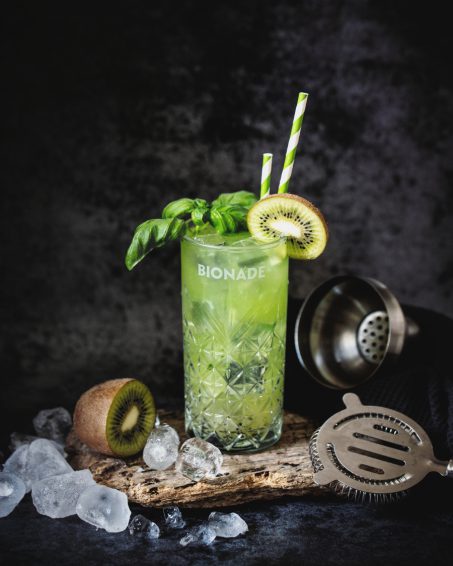 Gin Basil Smash mit Kiwi und Bionade Zitrone