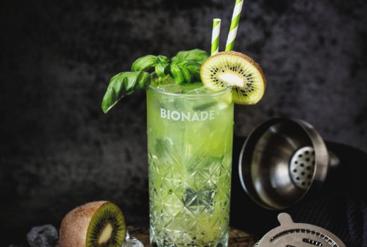 Gin Basil Smash mit Kiwi und Bionade Zitrone