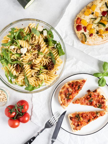 Rezept für mediterranen Nudel-Salat mit Rucola und ein Pizza-Snack für zwischendurch