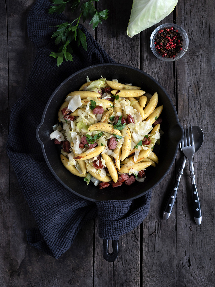 Schupfnudel-Spitzkohl-Pfanne mit Salami