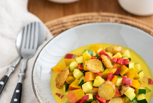 Kürbis-Curry Suppe mit Hokkaido, Zucchini und Paprika, ideales Herbst-Rezept