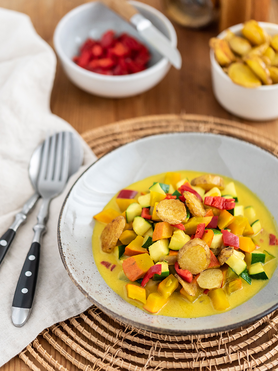 Kürbis-Curry Suppe mit Hokkaido, Zucchini und Paprika, ideales Herbst-Rezept