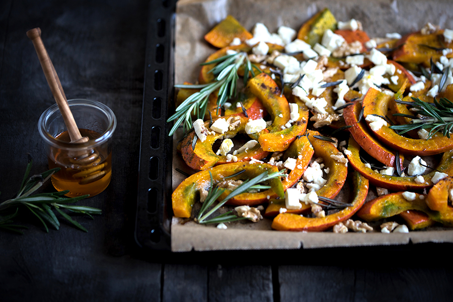 Kürbis aus dem Ofen mit Feta, Walnüssen, Honig und Rosmarin