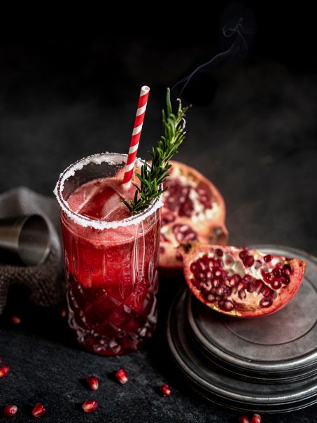 Sekt-Cocktail zu Silvester mit Granatapfel und Kirsche
