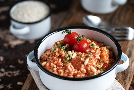 Rezept für Tomaten-Risotto mit Pinienkernen und Ricotta