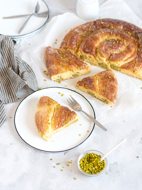 Hefekranz Ostern: Luftig-leichtes Hefegebäck mit Marzipan-Pistazien-Füllung