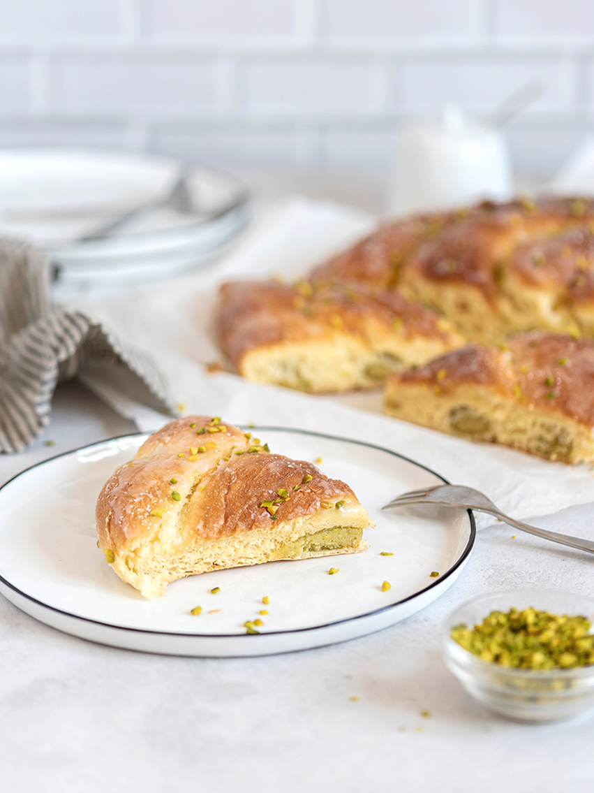 Hefekranz Ostern: Luftig-leichtes Hefegebäck mit Marzipan-Pistazien-Füllung