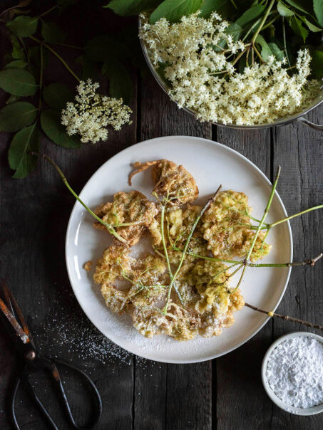 Holunderblüten frittieren: Gebackene Holunderblüten im Teig