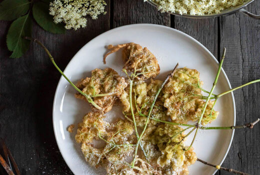 Holunderblüten frittieren: Gebackene Holunderblüten im Teig