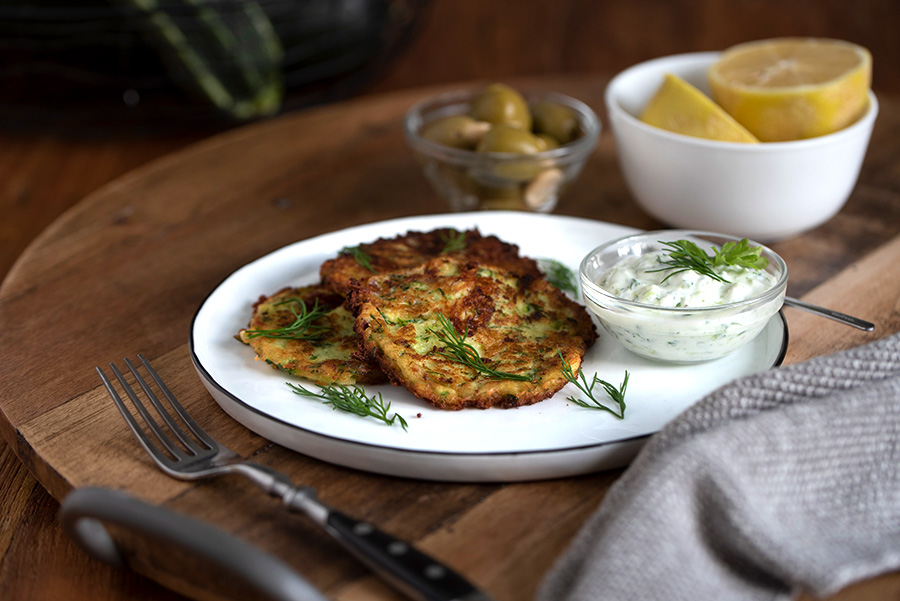 Zucchini-Puffer mit Tzatziki: Ein leckeres und einfaches Rezept für Puffer wie beim Griechen