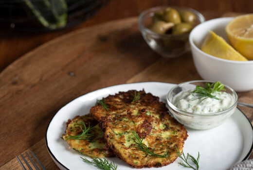 Zucchini-Puffer mit Tzatziki: Ein leckeres und einfaches Rezept für Puffer wie beim Griechen