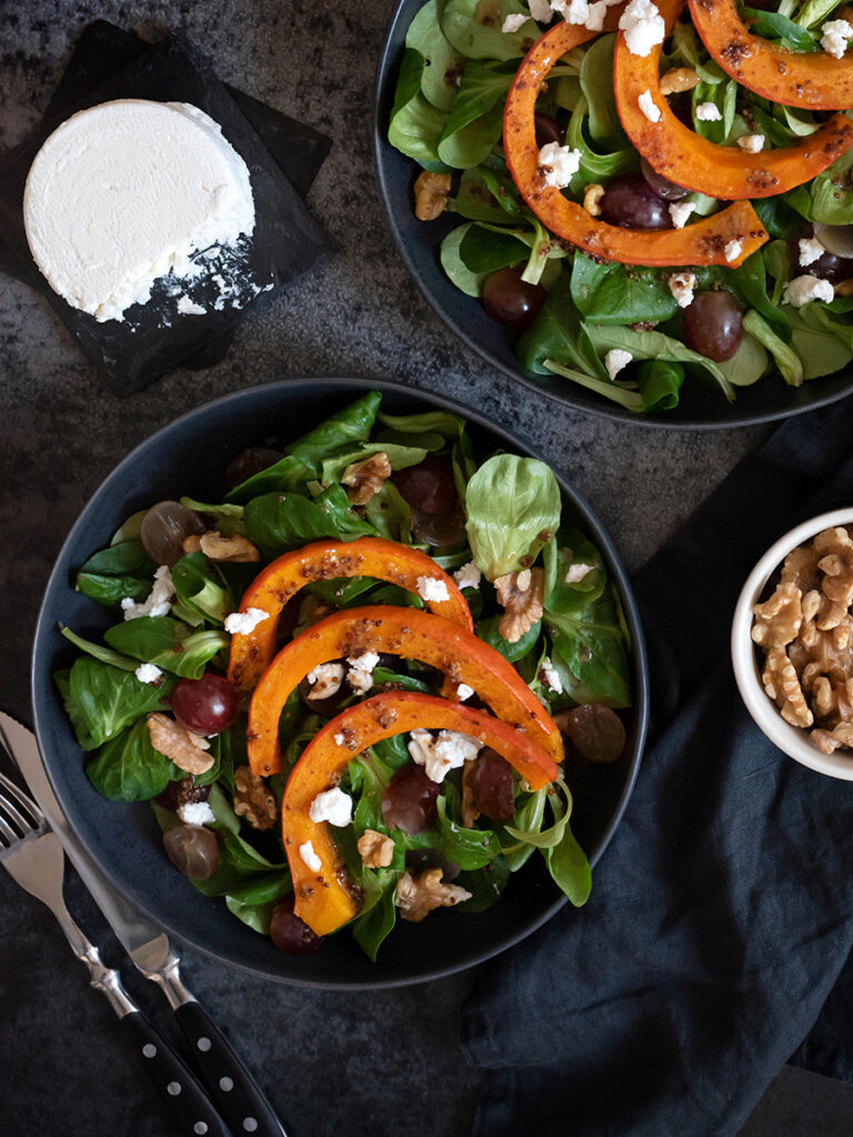 Herbstlicher, lauwarmer Salat mit Hokkaido-Kürbis, Ziegenkäse und Walnüssen