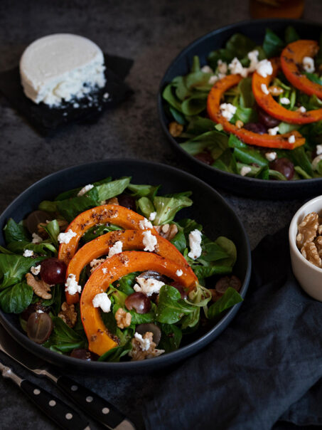 Herbstlicher Salat mit Kürbis, Ziegenkäse und Walnüssen