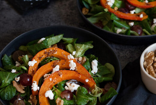 Herbstlicher Salat mit Kürbis, Ziegenkäse und Walnüssen