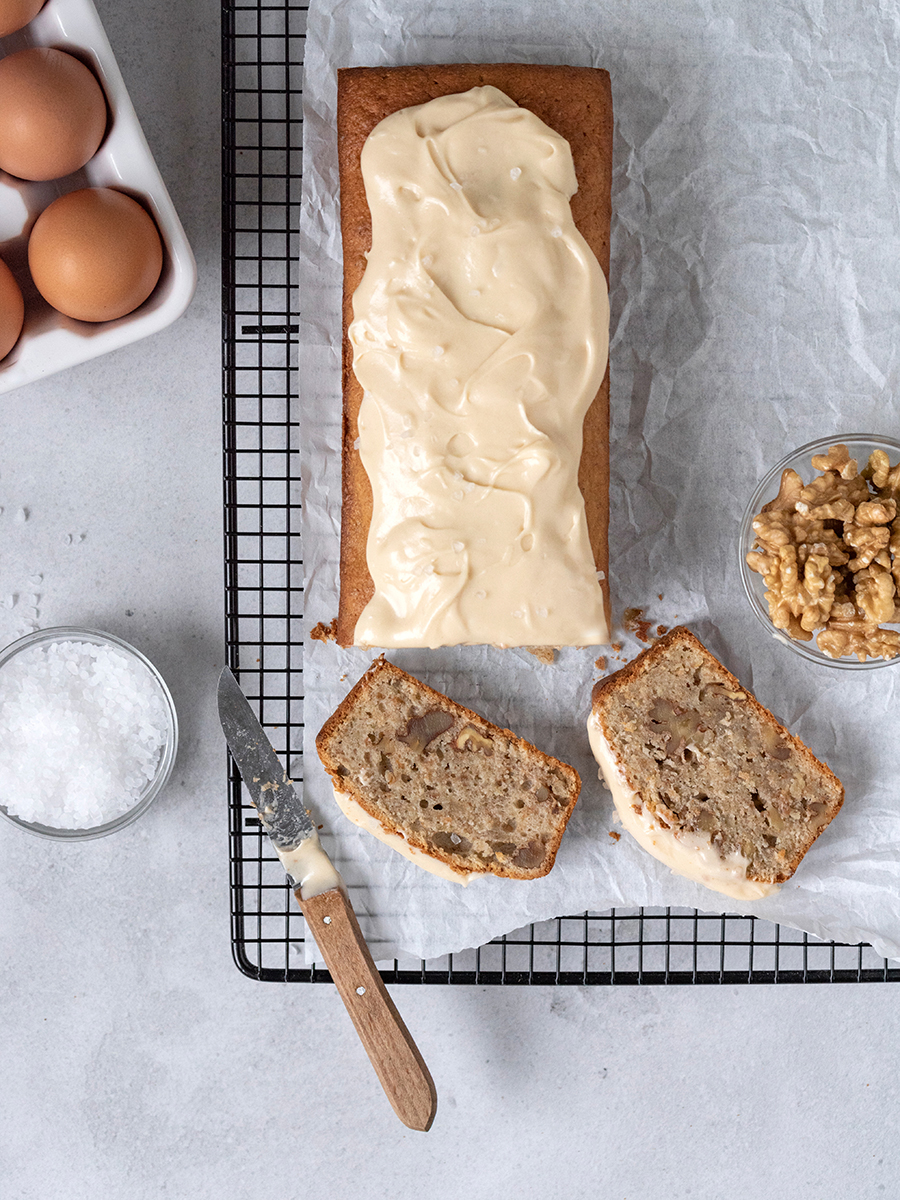 Süßer Bananenkuchen mit Salzkaramelltopping