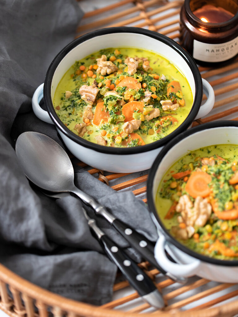 Grünkohl Curry mit Karotten und Roten Linsen, ideales Soulfood für kalte Tage, mit wärmenden Gewürzen der indischen Küche