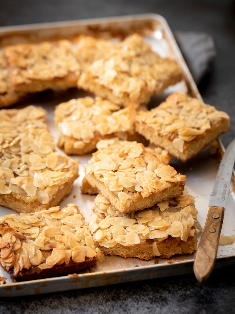 Buttriger Mandelblechkuchen, einfach und schnell zubereitet