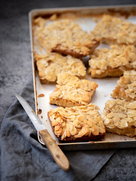 Mandelkuchen vom Blech, buttriger Boden, krosse Mandeln, blitzschnell zubereitet