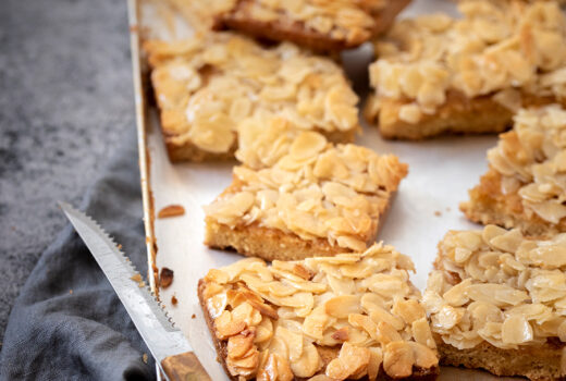 Mandelkuchen vom Blech, buttriger Boden, krosse Mandeln, blitzschnell zubereitet