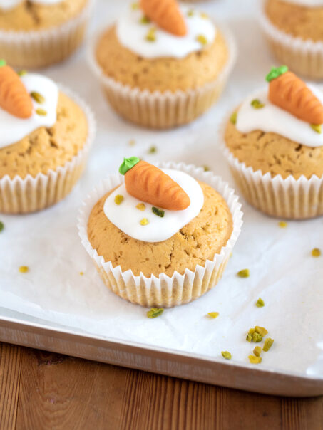 Zitronenmuffins zu Ostern: Saftig, kross und mit Marzipanmöhrchen