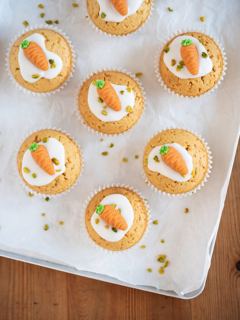 Zitronenmuffins zu Ostern: Saftig, kross und mit Marzipanmöhrchen