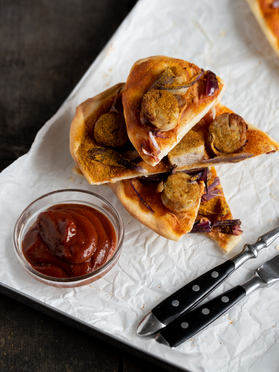 Flammkuchen mit Currywurst und Zwiebeln