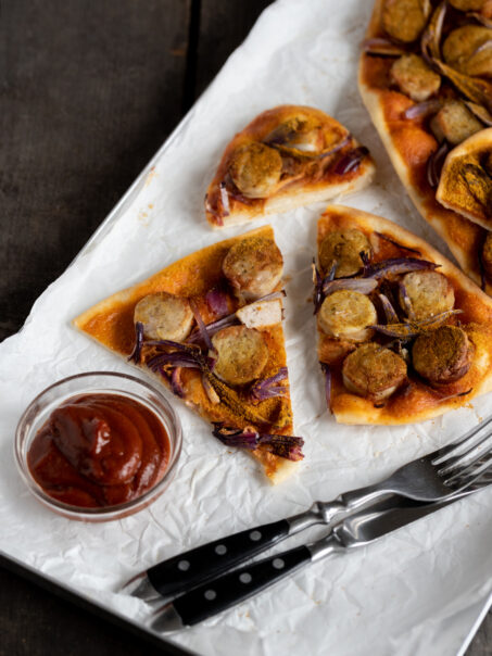 Currywurst-Flammkuchen